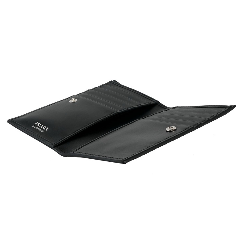 縫線三角浮雕Logo 粒紋皮革釦式二折中夾(黑色)-5