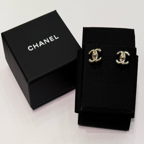 CHANEL 金色 CC Logo 鈕扣耳環