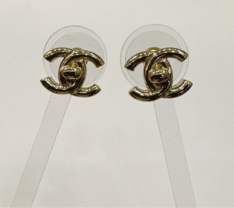 CHANEL 金色 CC Logo 鈕扣耳環-5