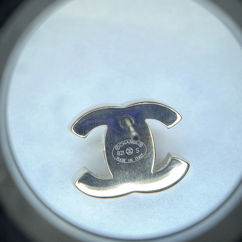 CHANEL 金色 CC Logo 鈕扣耳環-12