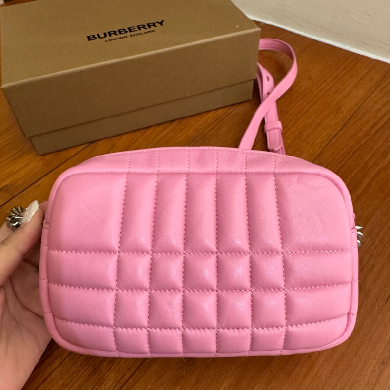 Burberry 粉色銀TB logo相機斜背包-2