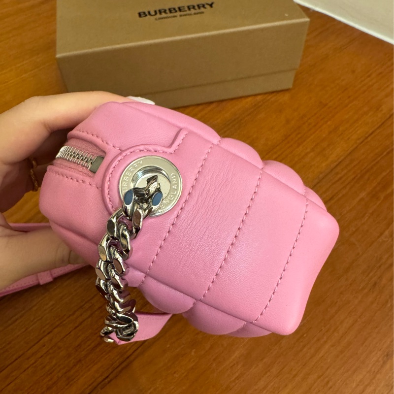 Burberry 粉色銀TB logo相機斜背包-4