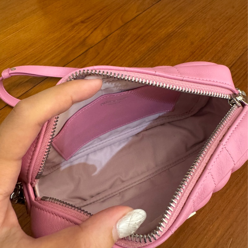 Burberry 粉色銀TB logo相機斜背包-17