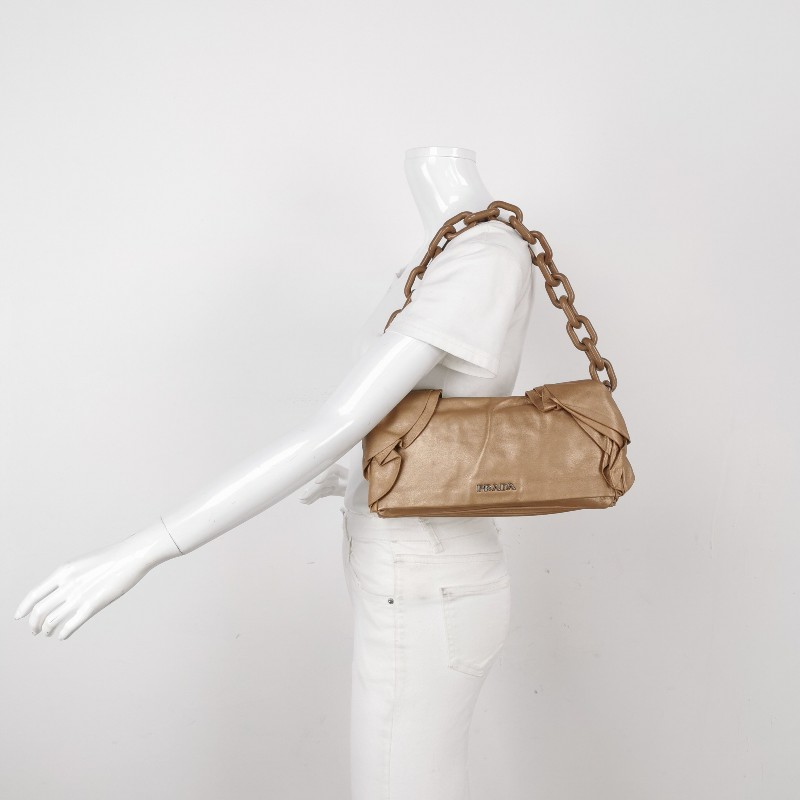 Prada羊皮純色字母logo單肩包-1