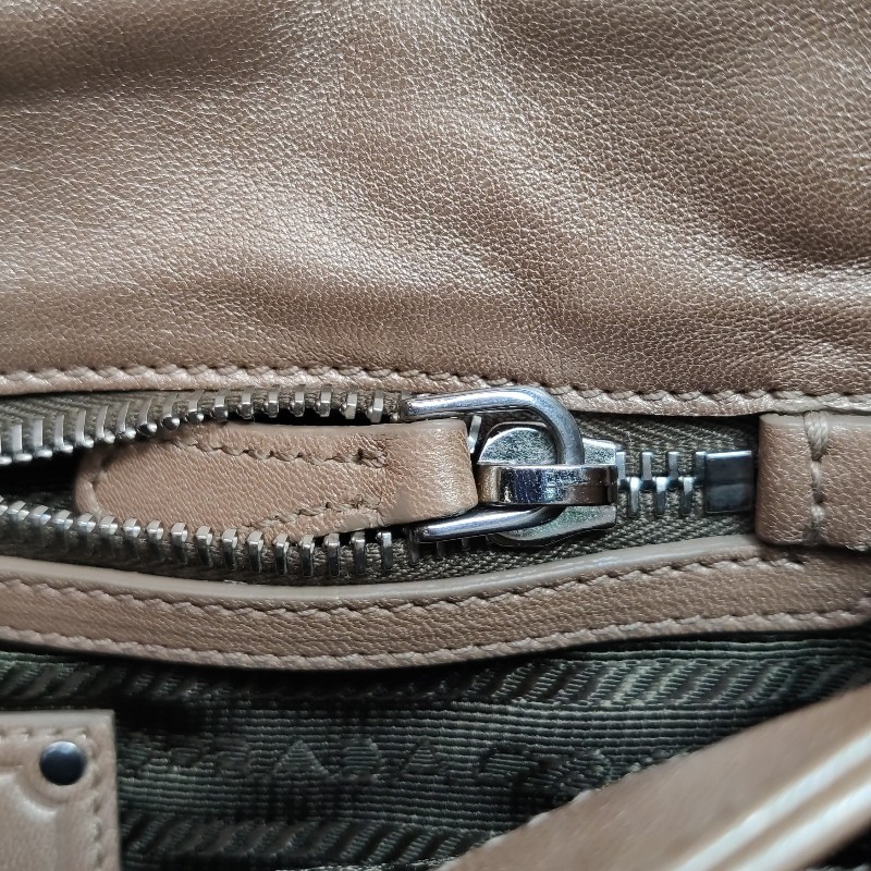 Prada羊皮純色字母logo單肩包-11