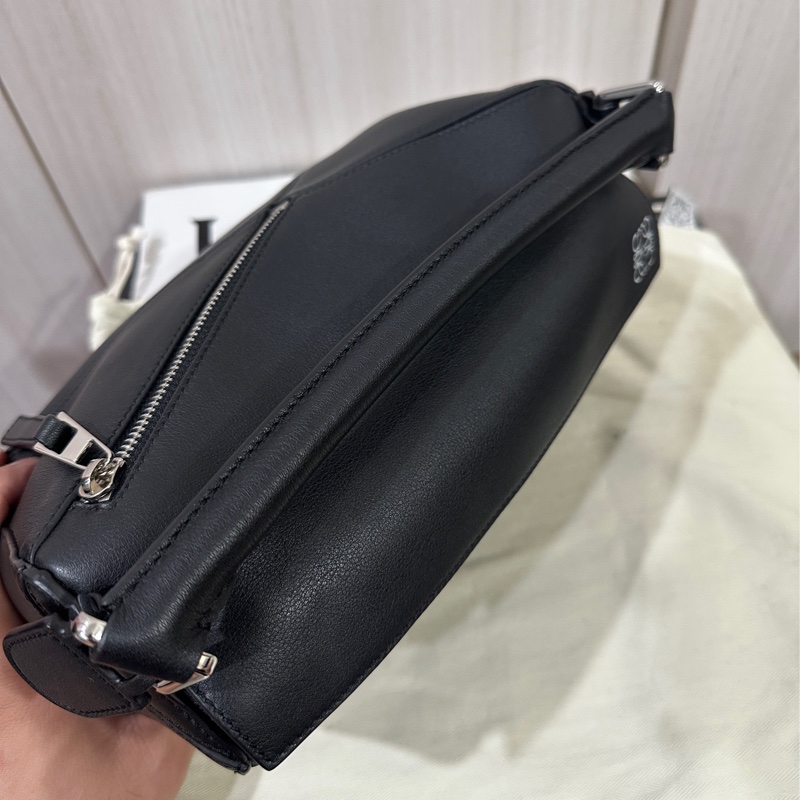 LOEWE PUZZLE 經典黑色小號斜背包-17