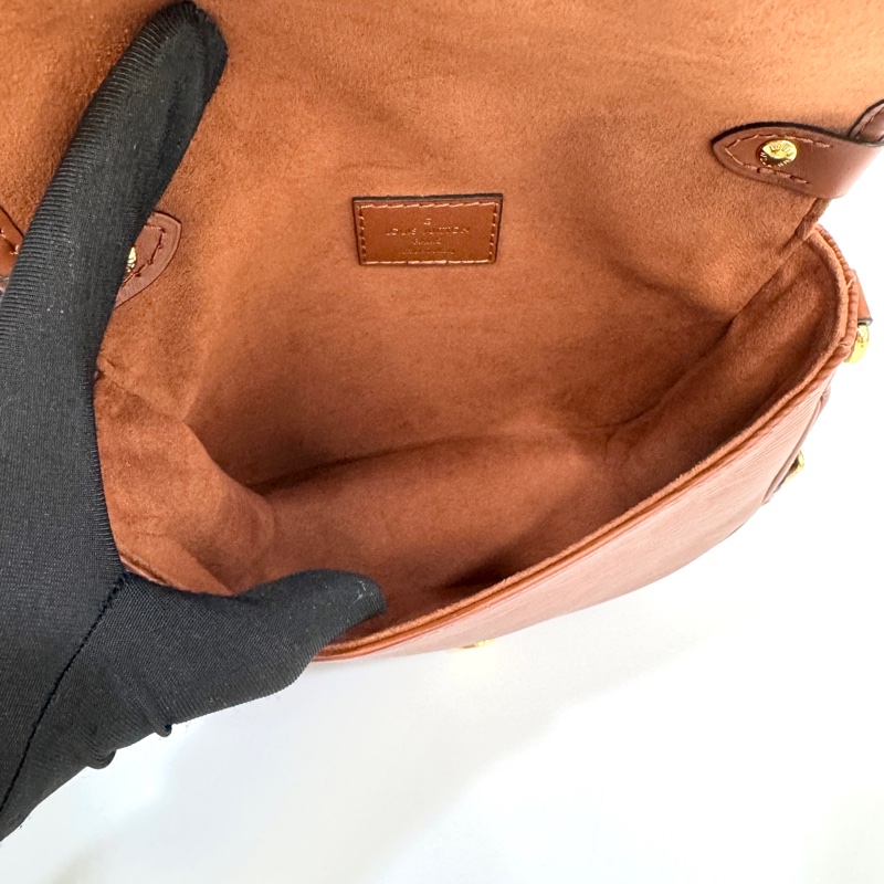 LV琥珀色EPI Saumur BB 手提斜背包 M23470-7