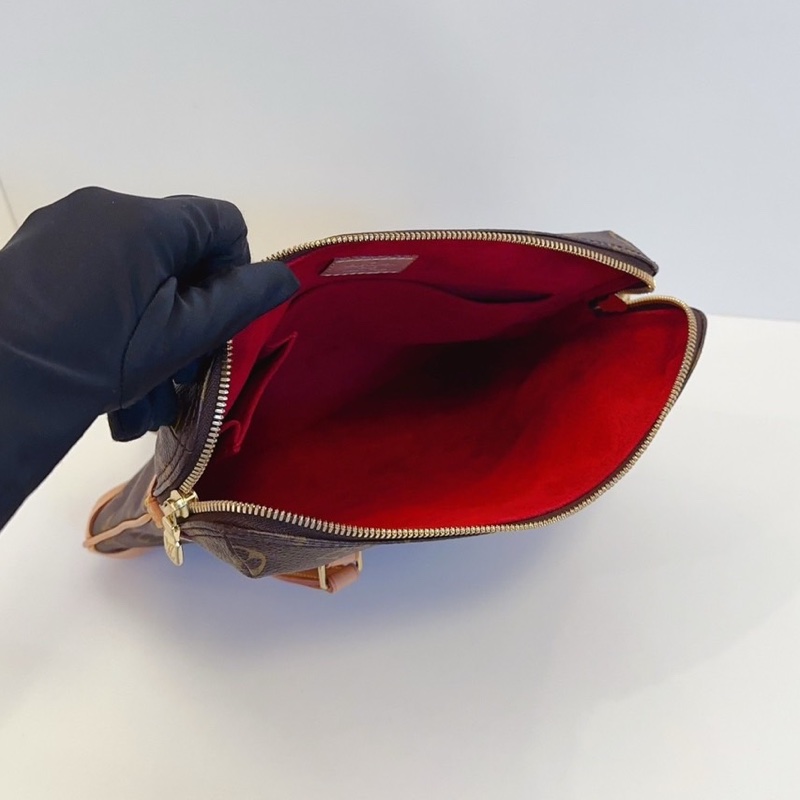 LV老花Coussin抱枕包-3