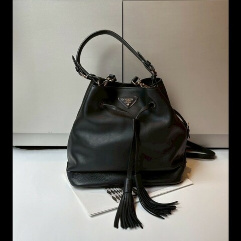 Prada 黑皮束口流蘇兩用水桶包