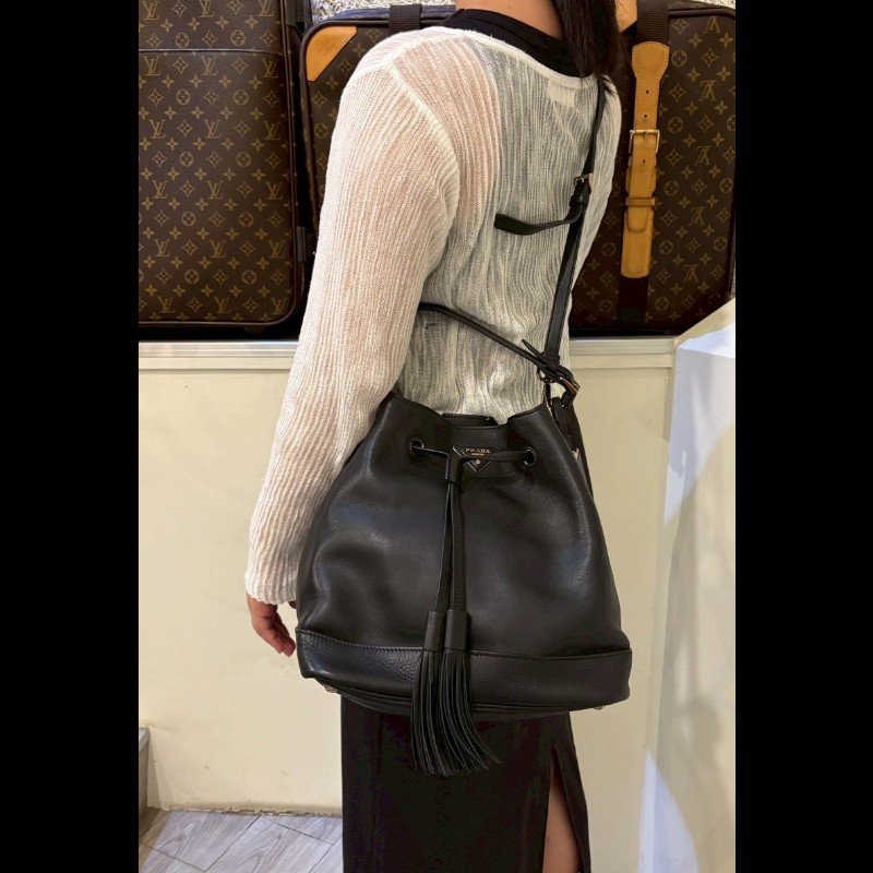 Prada 黑皮束口流蘇兩用水桶包-2