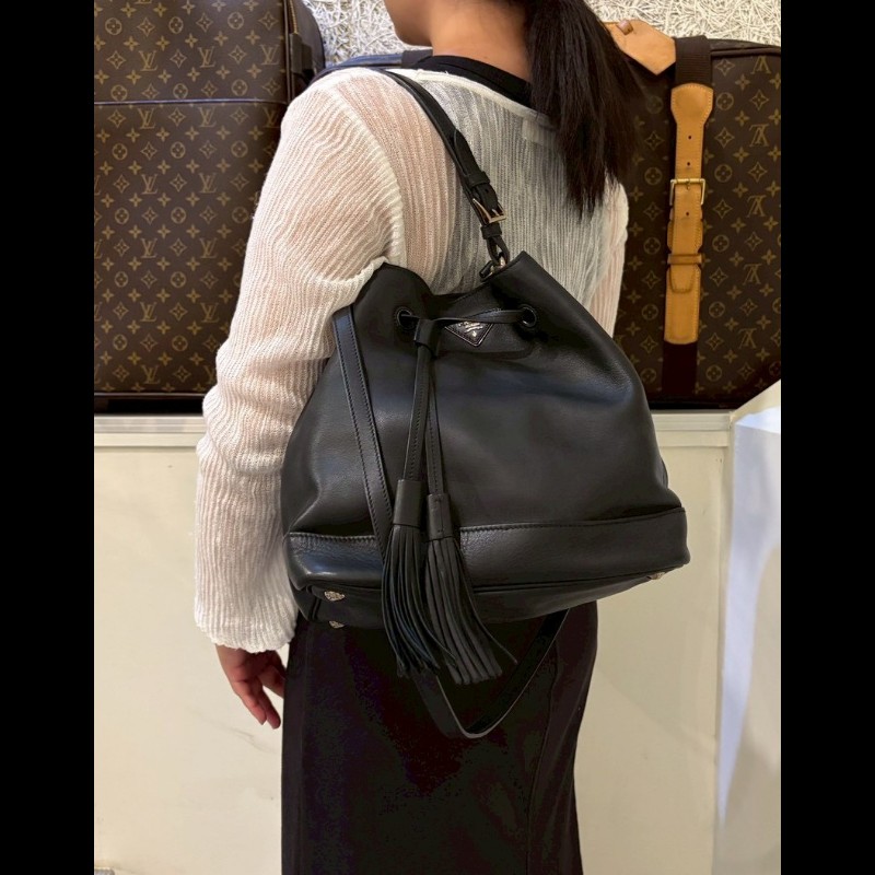 Prada 黑皮束口流蘇兩用水桶包-3