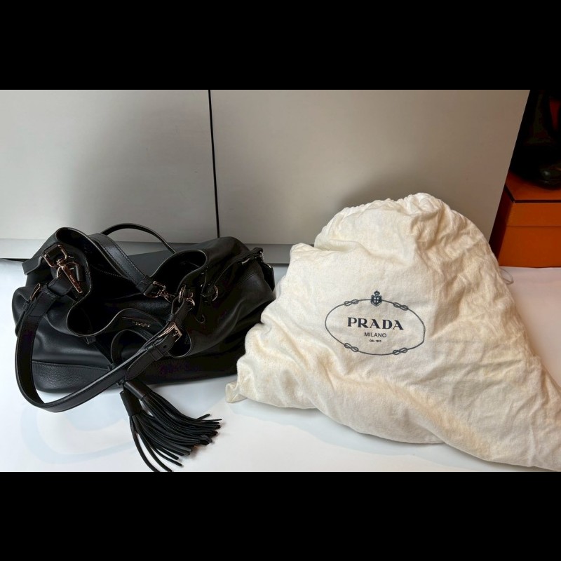 Prada 黑皮束口流蘇兩用水桶包-4