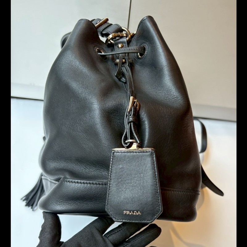 Prada 黑皮束口流蘇兩用水桶包-5