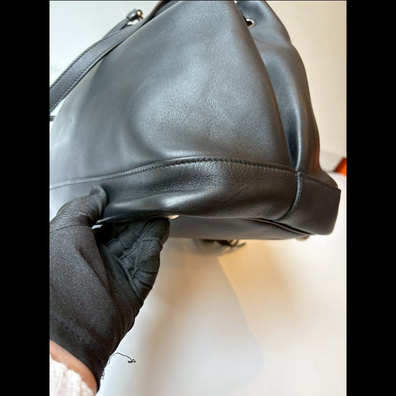 Prada 黑皮束口流蘇兩用水桶包-7