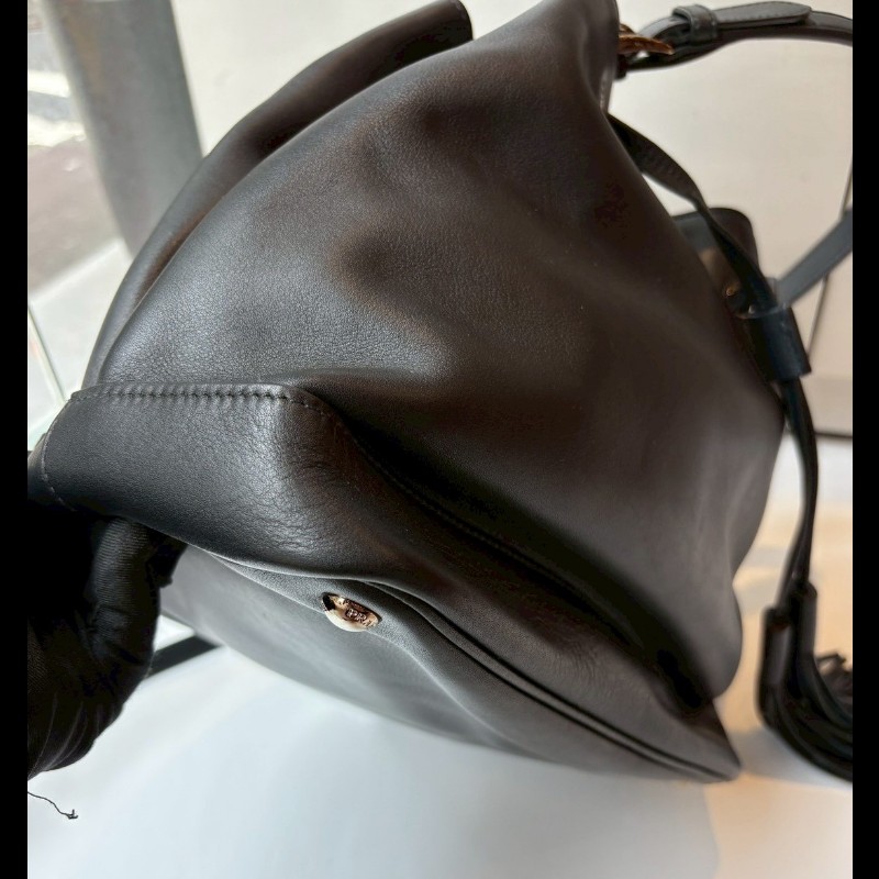 Prada 黑皮束口流蘇兩用水桶包-9