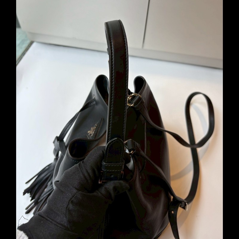 Prada 黑皮束口流蘇兩用水桶包-11