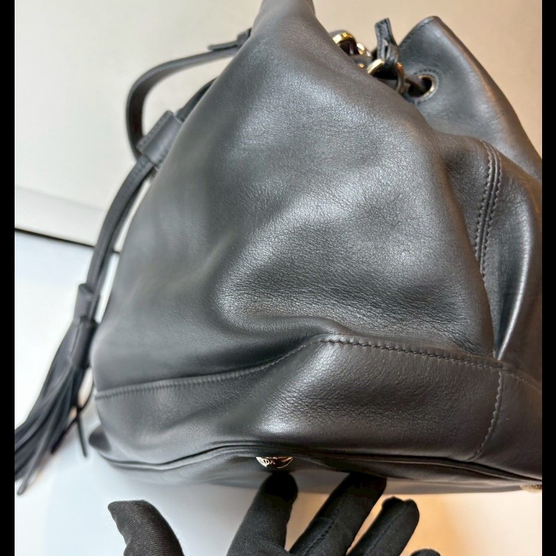 Prada 黑皮束口流蘇兩用水桶包-14