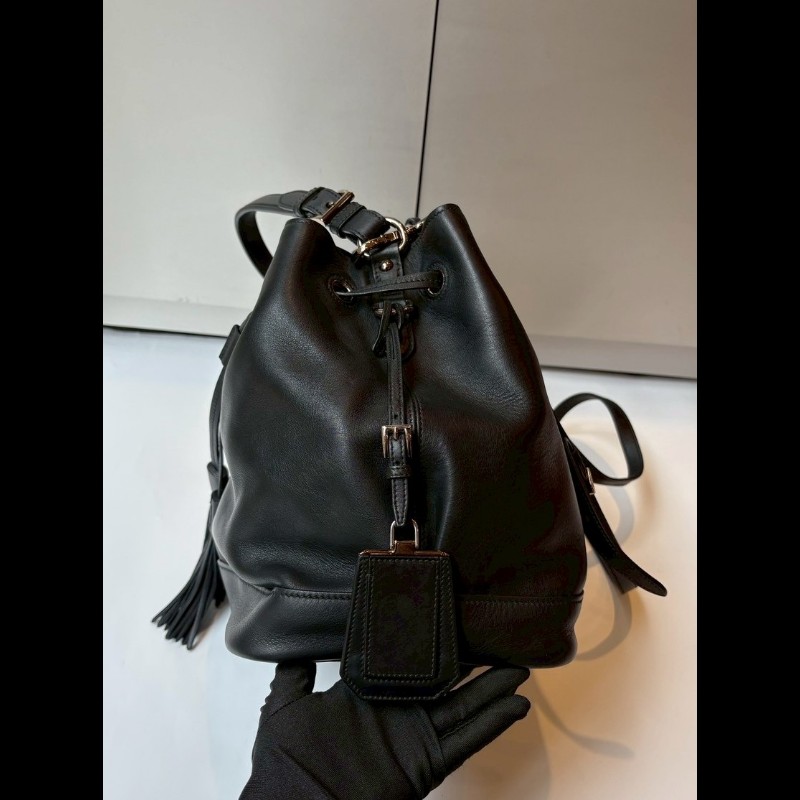 Prada 黑皮束口流蘇兩用水桶包-15