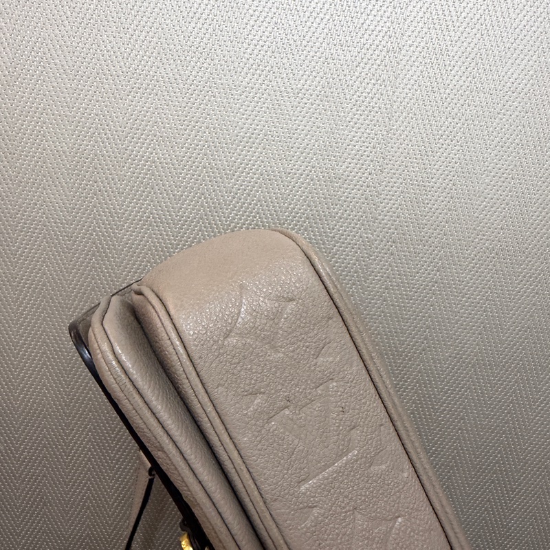 LV 米色牛皮壓紋Marceau肩斜背包M46199-7