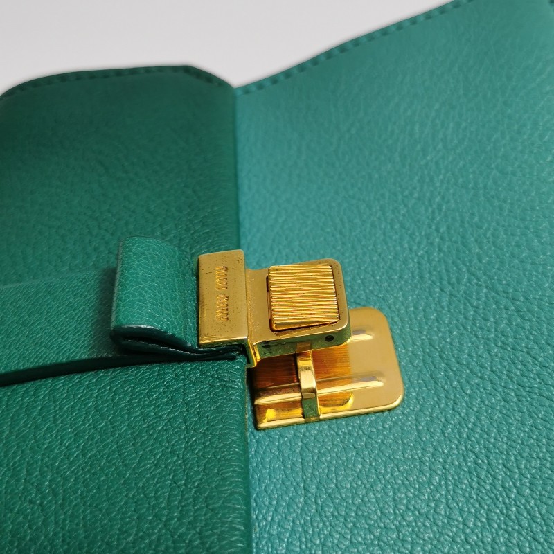 Miu Miu 羊皮拼色字母Logo金屬扣斜挎包-13