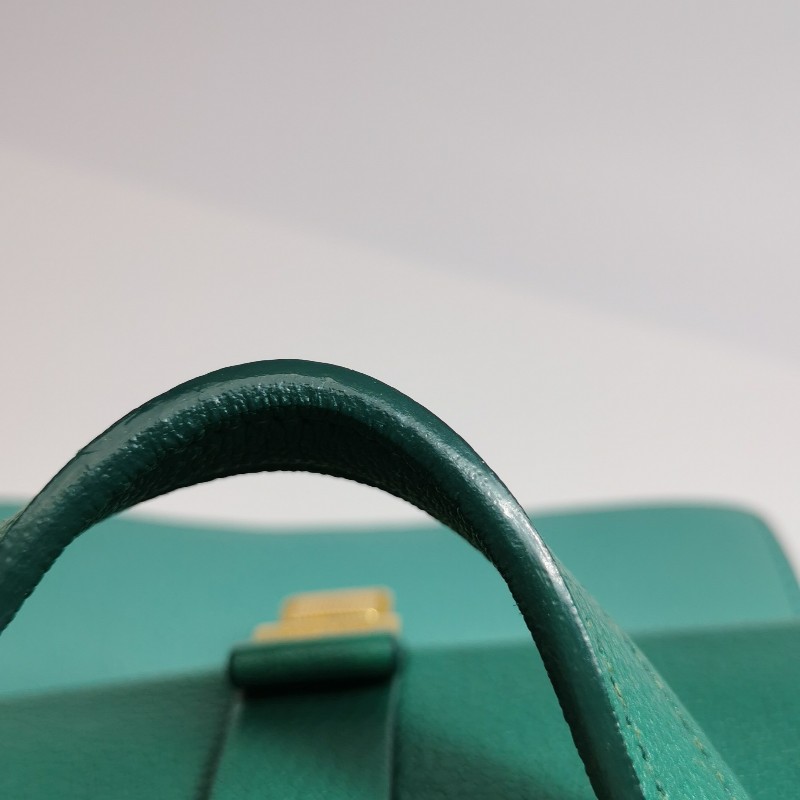 Miu Miu 羊皮拼色字母Logo金屬扣斜挎包-17