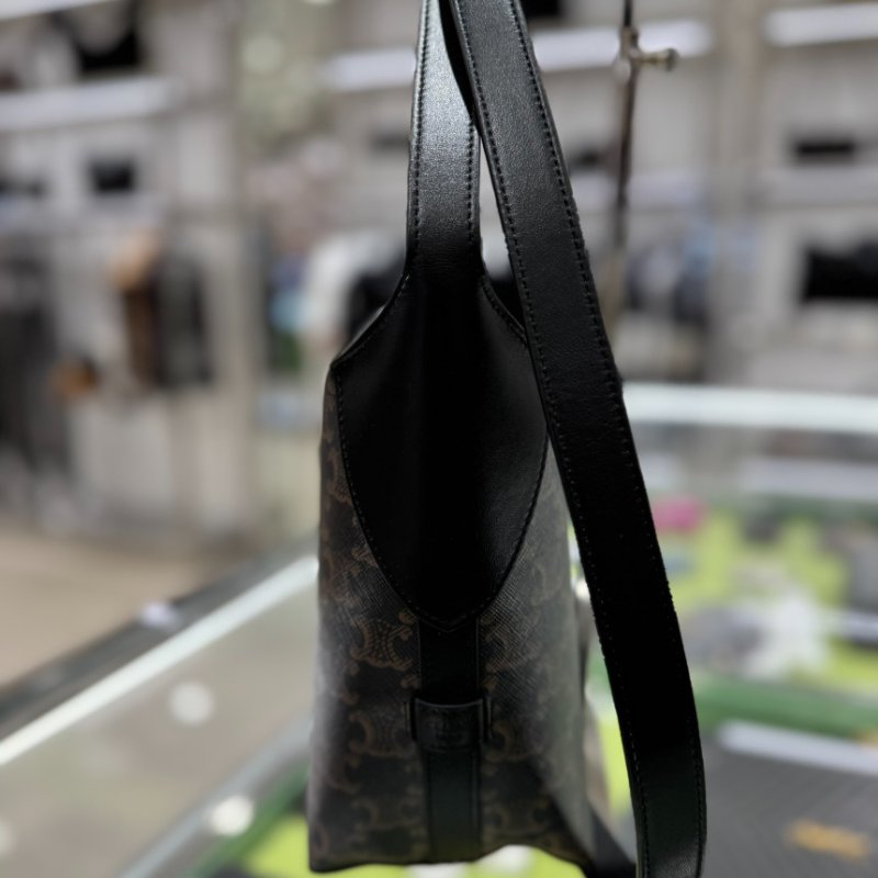 🎉新品好折扣✨Celine 122332 Harry 標誌印花斜揹包 黑色-3