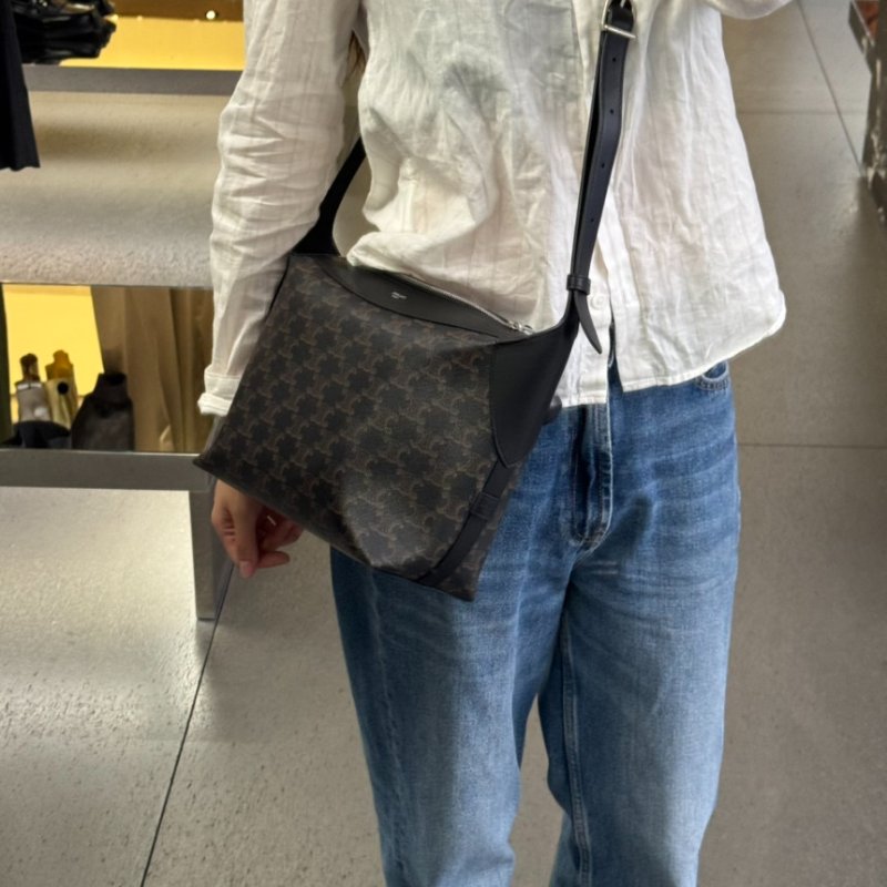 🎉新品好折扣✨Celine 122332 Harry 標誌印花斜揹包 黑色-5