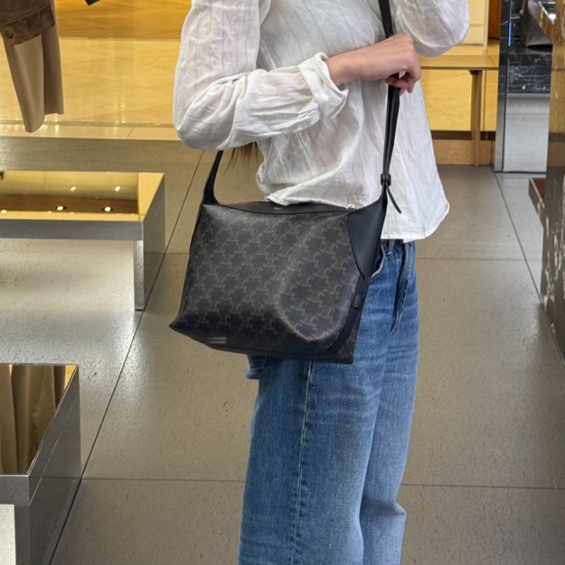 🎉新品好折扣✨Celine 122332 Harry 標誌印花斜揹包 黑色-6