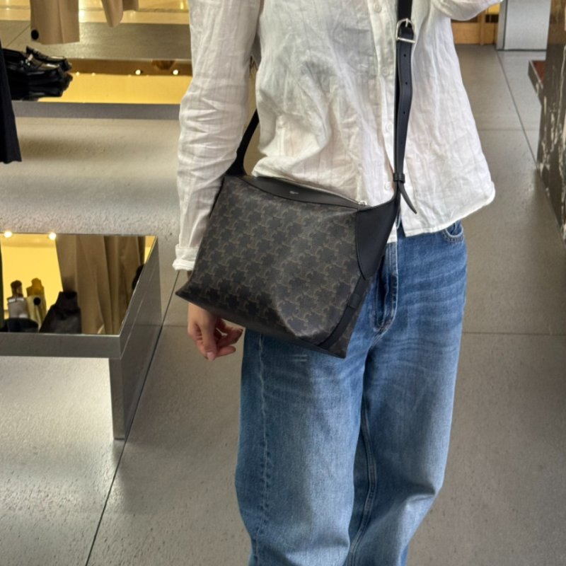 🎉新品好折扣✨Celine 122332 Harry 標誌印花斜揹包 黑色-7