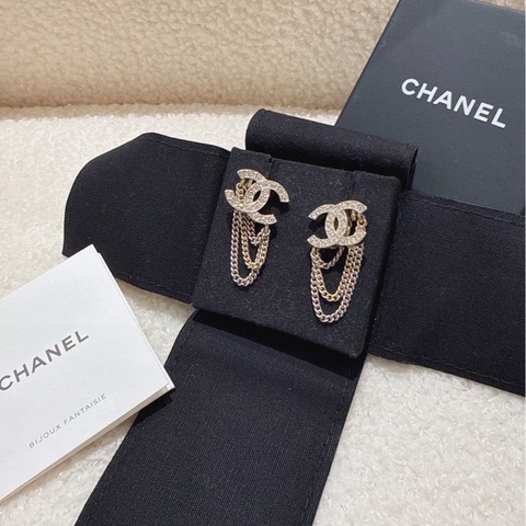 CHANEL 三鍊條滿鑽Logo耳環