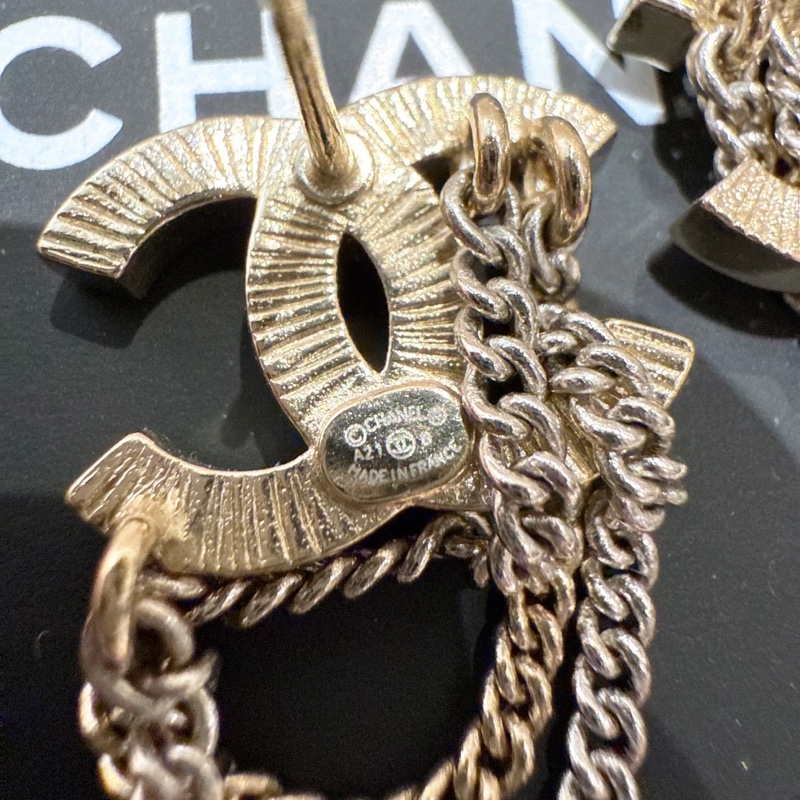 CHANEL 三鍊條滿鑽Logo耳環-10