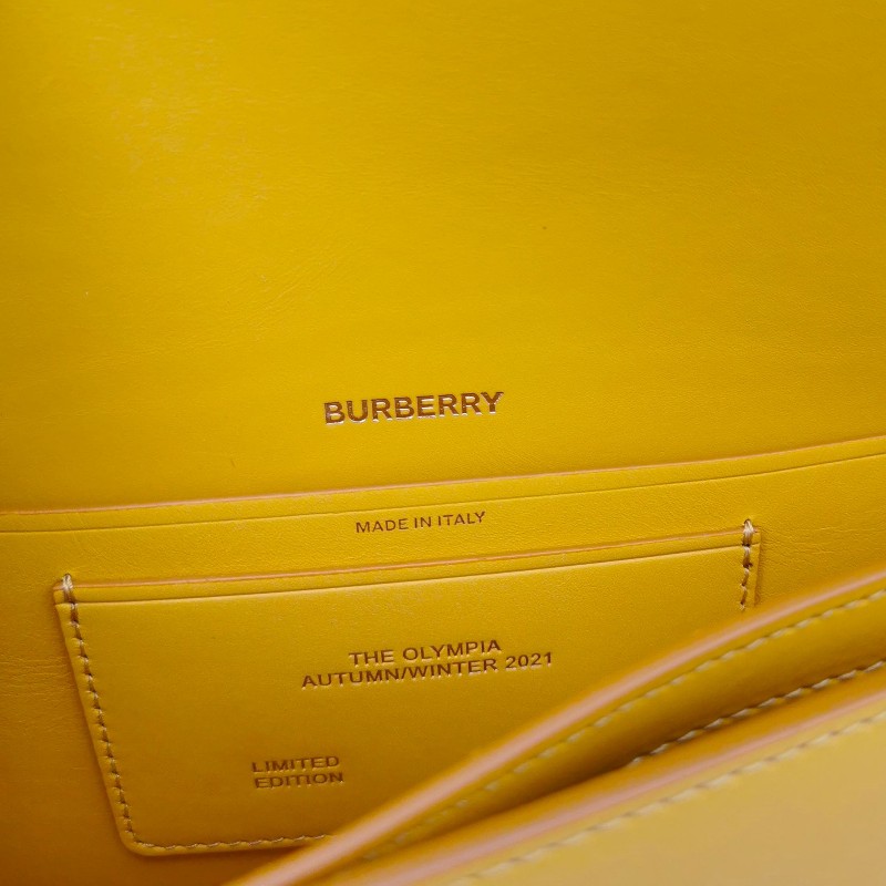 Burberry Olympia小號牛皮純色字母Logo半月包單肩包-7