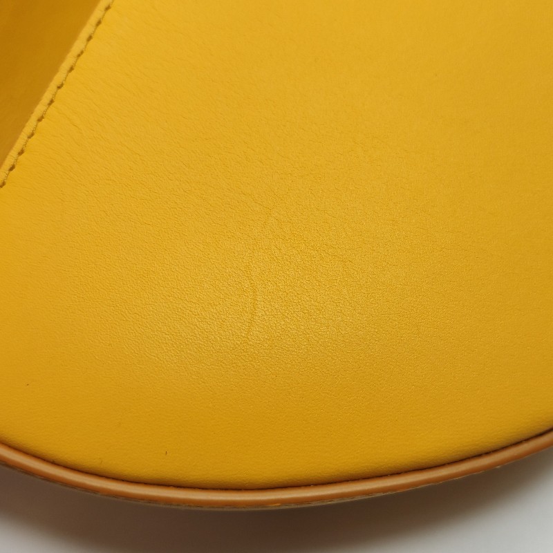 Burberry Olympia小號牛皮純色字母Logo半月包單肩包-11