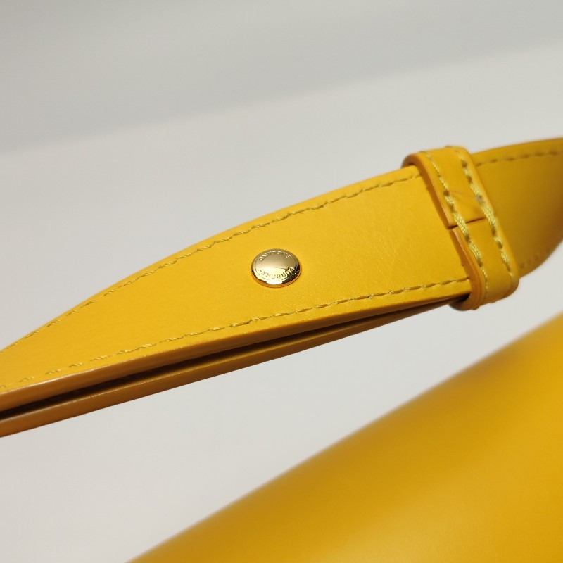 Burberry Olympia小號牛皮純色字母Logo半月包單肩包-14