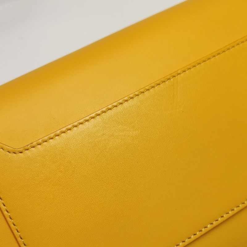 Burberry Olympia小號牛皮純色字母Logo半月包單肩包-16