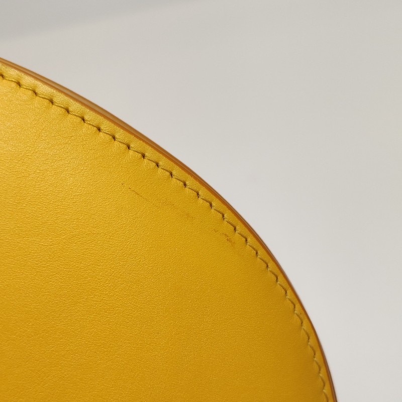 Burberry Olympia小號牛皮純色字母Logo半月包單肩包-21