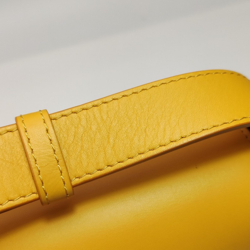 Burberry Olympia小號牛皮純色字母Logo半月包單肩包-22