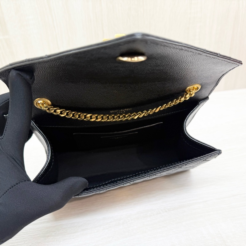 YSL黑金釦粒面牛皮菱格斜紋側背包小號Envelope/6001950-7