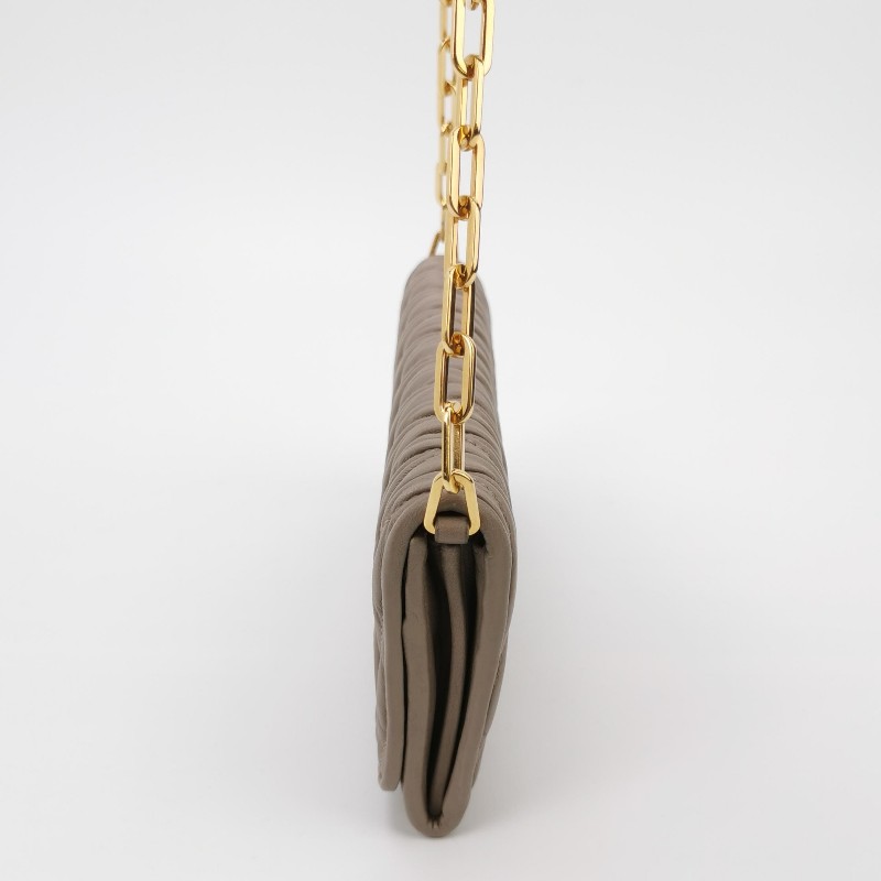 Miu Miu Matelasse羊皮純色褶皺字母logo斜挎包-2