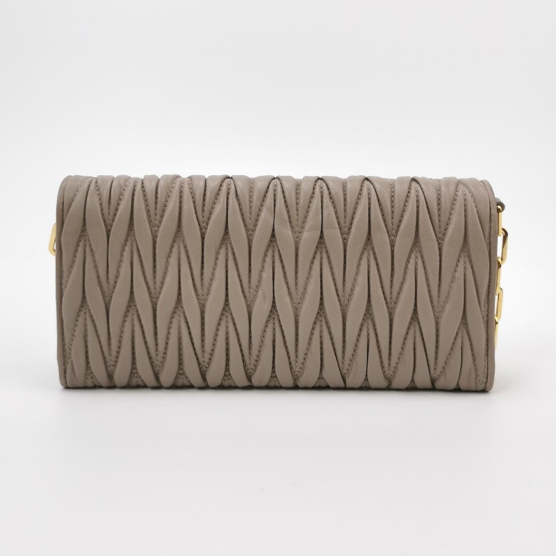 Miu Miu Matelasse羊皮純色褶皺字母logo斜挎包-4