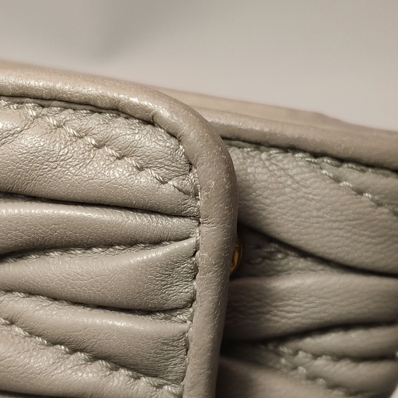 Miu Miu Matelasse羊皮純色褶皺字母logo斜挎包-13