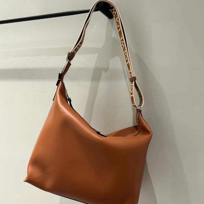 🎉新品好折扣✨Loewe Cubi 中款柔軟光滑小牛皮緹花斜背包 古銅色-1