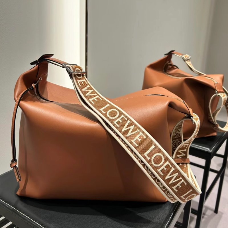 🎉新品好折扣✨Loewe Cubi 中款柔軟光滑小牛皮緹花斜背包 古銅色-2