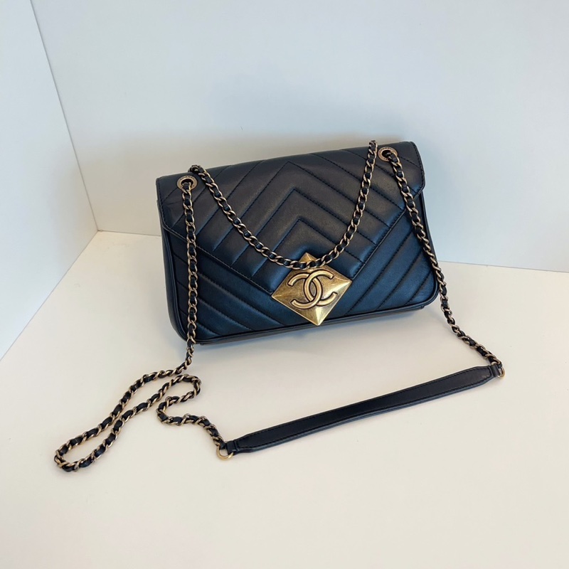 Chanel黑金V紋菱格扣CF-0