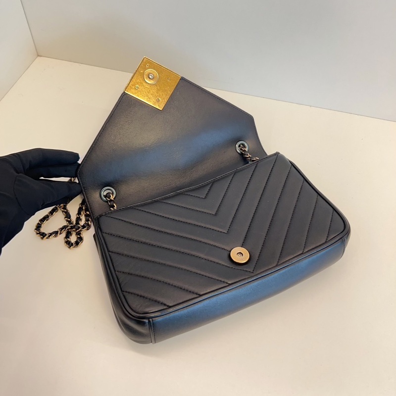 Chanel黑金V紋菱格扣CF-2