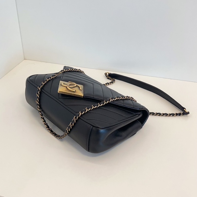 Chanel黑金V紋菱格扣CF-3