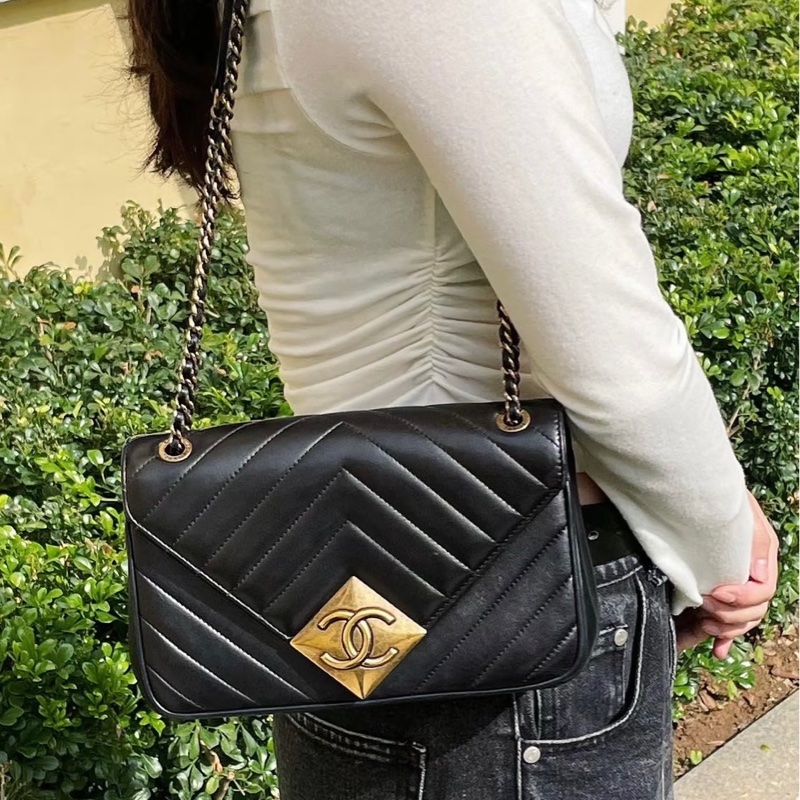 Chanel黑金V紋菱格扣CF-4