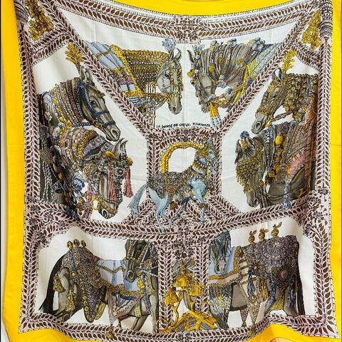 Herme's 黃色圖騰Cadhmere羊絨絲巾