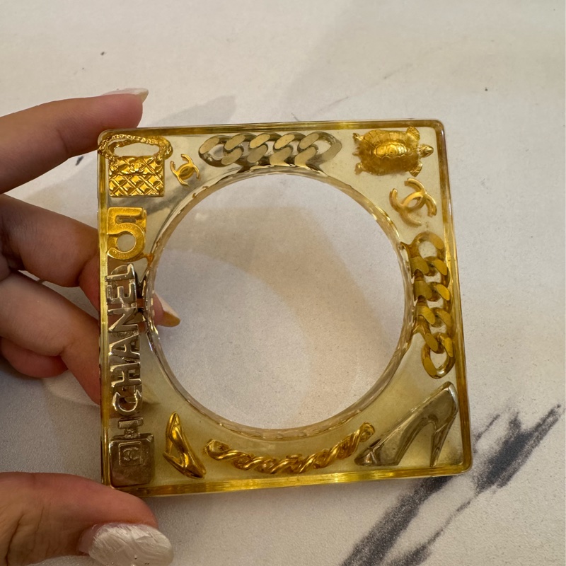 chanel金色壓克力方形經典logo手環-0
