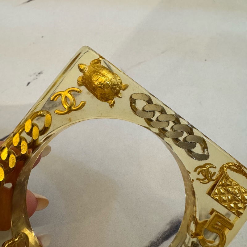 chanel金色壓克力方形經典logo手環-14